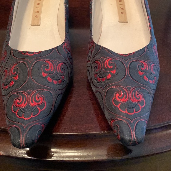 Black/Red Patterned Fabric Pointed Toe Pumps with Kitty Heels. Size 37 - Picture 2 of 7